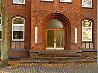 Vor dieser Schult&uuml;r warteten Kinder ungeduldig auf den Beginn der Kinderstunde